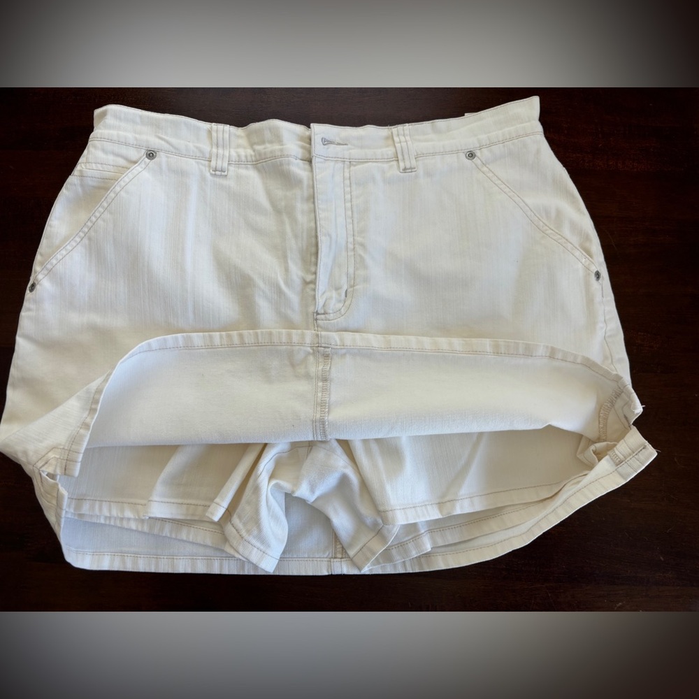 Gloria Vanderbilt Skort - Women’s Cream Color Skort. 5 Pockets. Size 14